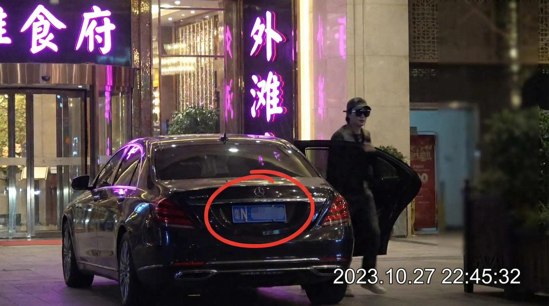 BBIN亚洲官网 - 豪车餐厅外偷拍